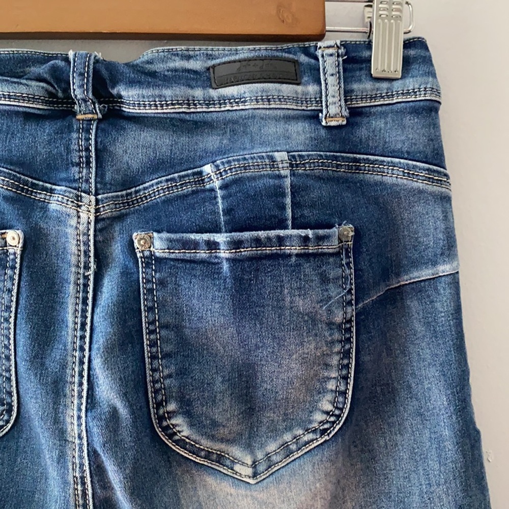 H & H stretch distressed jean shorts w/pockets. 6 - Picture 3 of 8